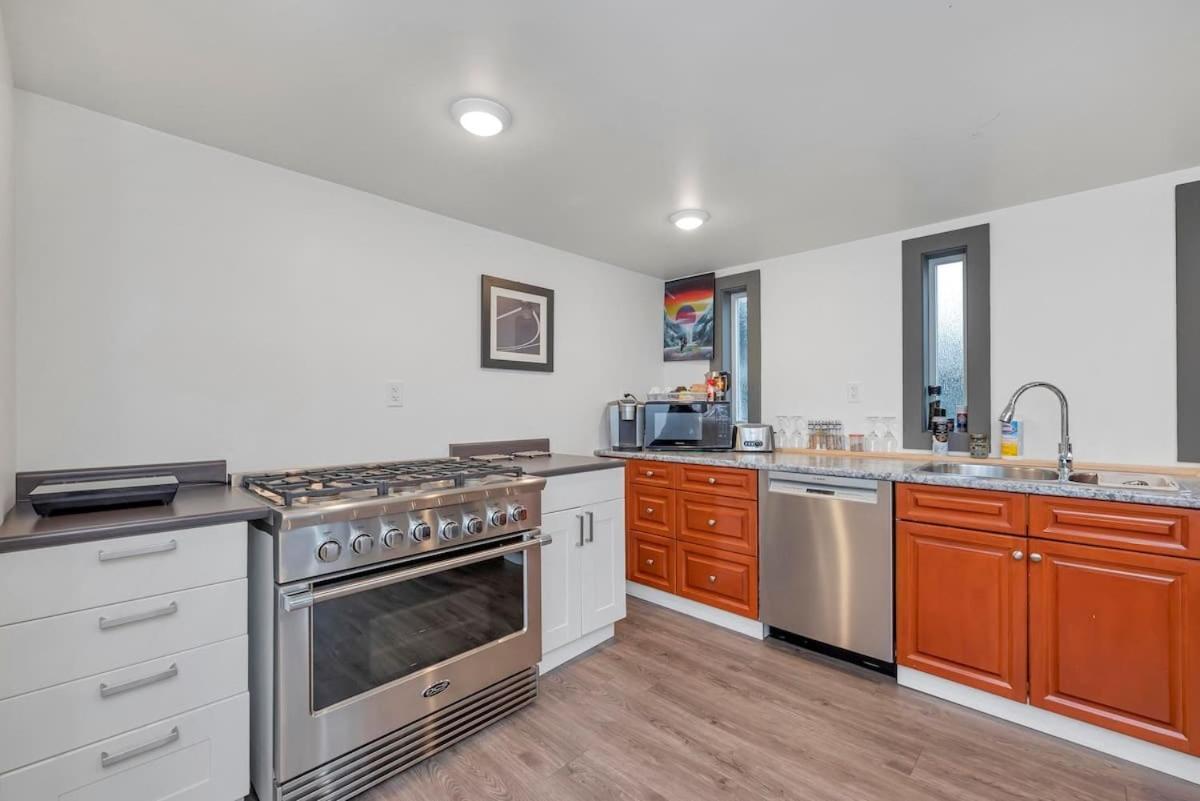 Tranquil Oasis 2 Bedroom Suite With Pool View Victoria Bagian luar foto